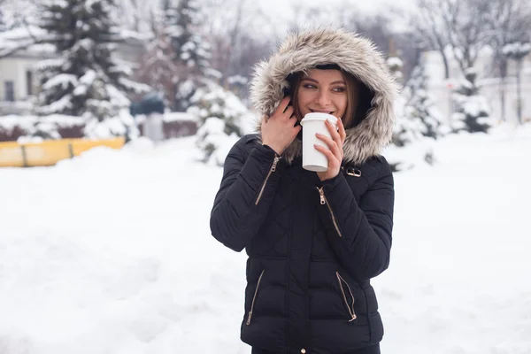 Inverno, mulher e bebida quente — Fotografia de Stock