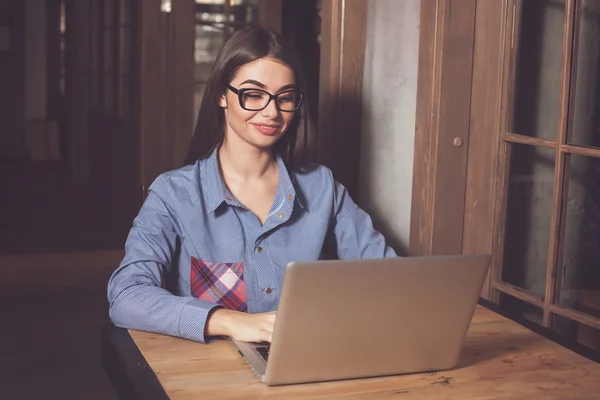 Frau mit schwarzer Brille — Stockfoto