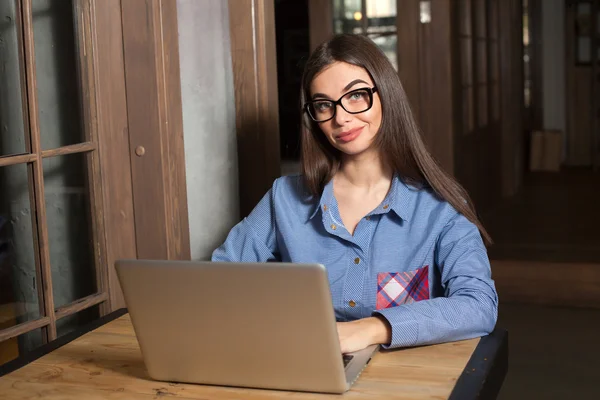 Laptop, fekete szemüveg és a nő — Stock Fotó