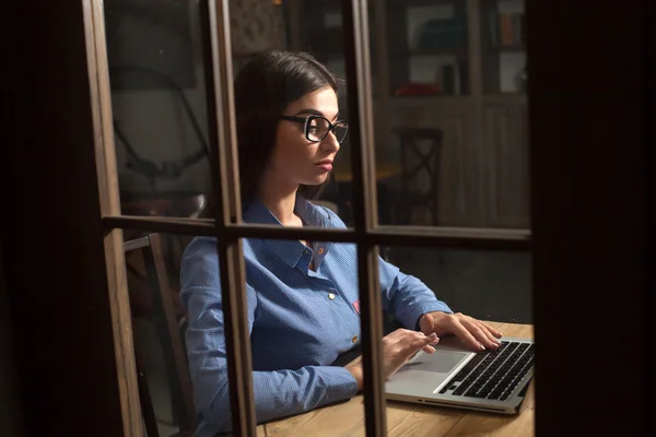 Hermosa mujer es observada — Foto de Stock