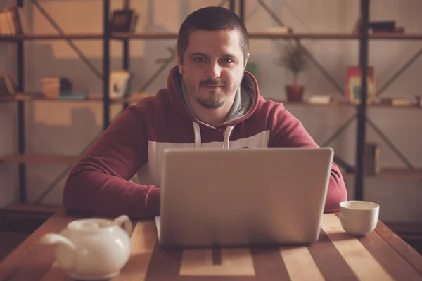 Laptop e homem com capuz — Fotografia de Stock