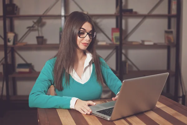 Freiberuflerin mit Brille — Stockfoto