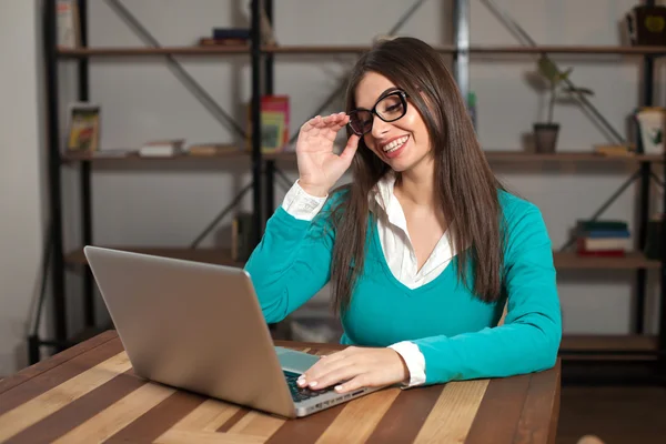 Freelancer gözlüklü — Stok fotoğraf