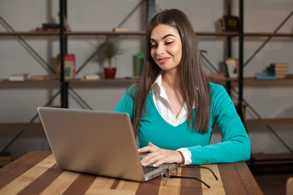 Aan de tafel is vrouw-freelancer — Stockfoto