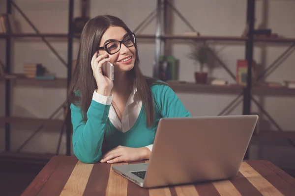 Freelancer mit greu Laptop — Stockfoto