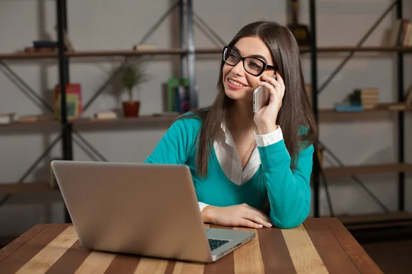 Freelancer mit greu Laptop — Stockfoto