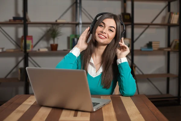 Smilling vrouw en koptelefoon — Stockfoto