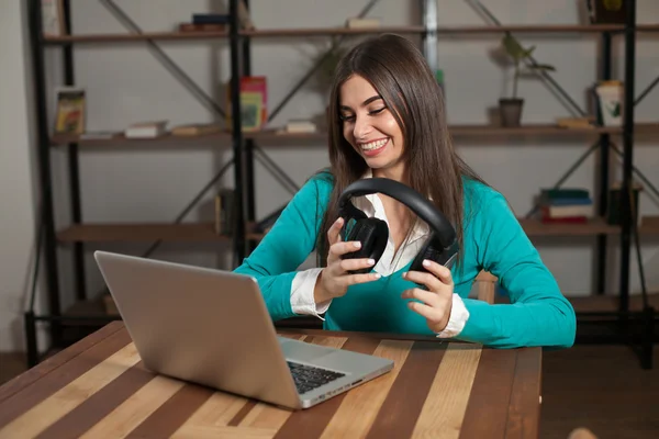 Kopfhörer, Laptop und Frau — Stockfoto