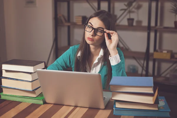 Denkende Frau mit Büchern — Stockfoto