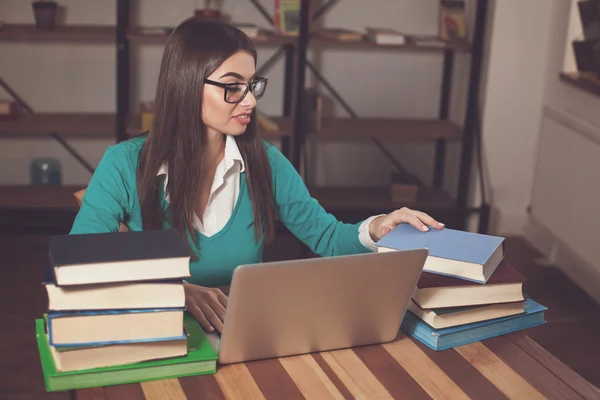 Schöne Frau und verschiedene Bücher — Stockfoto