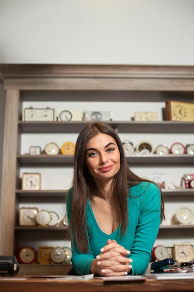 Schöne Frau am Tisch — Stockfoto