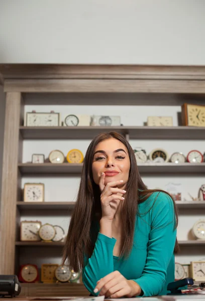 Lächelnde Frau neben Holztisch — Stockfoto