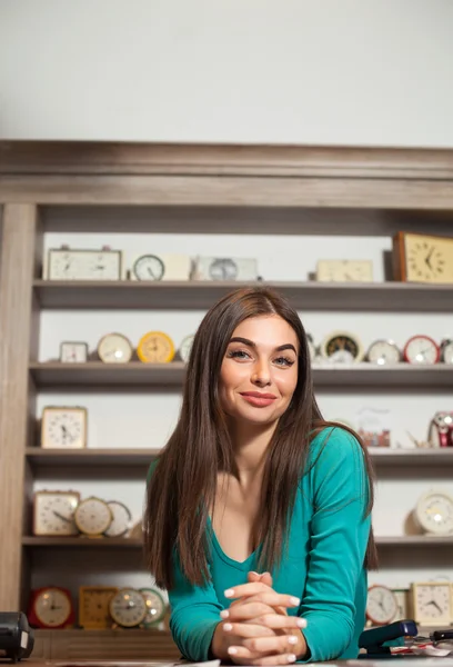 Lächelnde Frau am Holztisch — Stockfoto