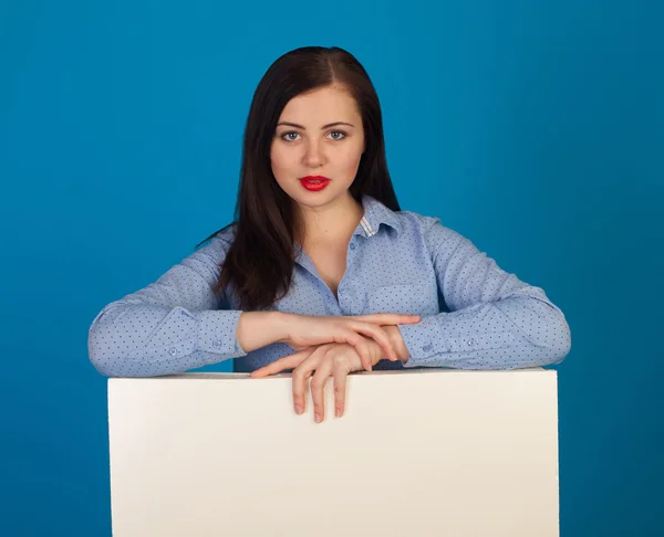 Vrouw tegen blauw — Stockfoto