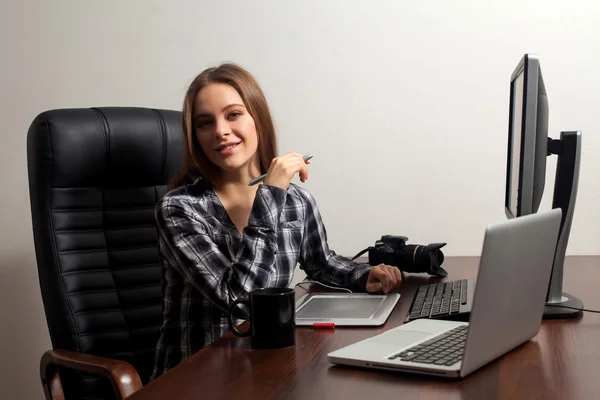 Retoucher werkt in het kantoor — Stockfoto