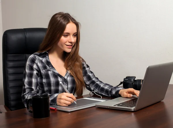 Retoucher werkt in het kantoor — Stockfoto