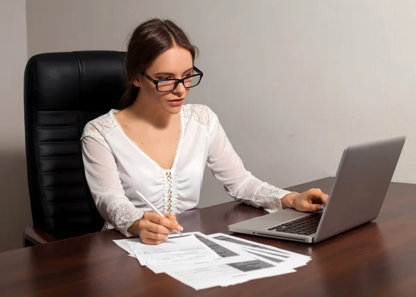 Donna capo lavora in ufficio — Foto Stock