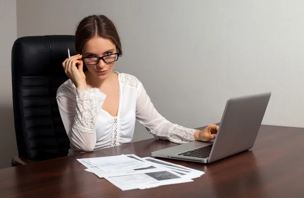 Donna capo lavora in ufficio — Foto Stock