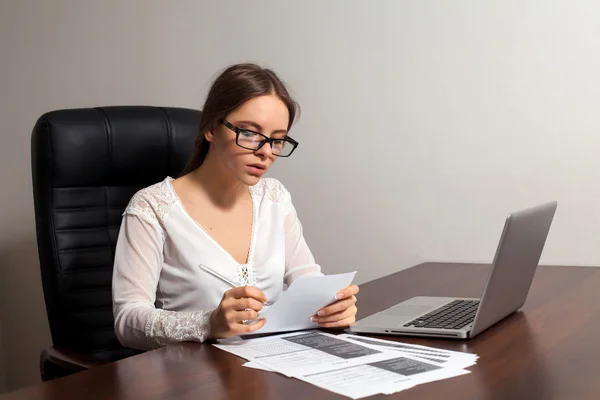 La jefa trabaja en la oficina. — Foto de Stock