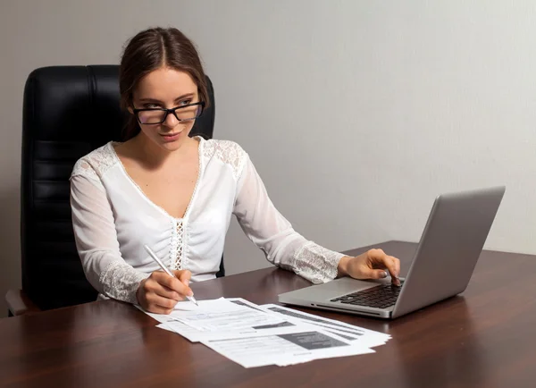 Woman boss works in the office — Stock Photo, Image