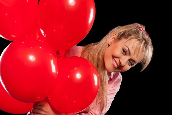 Vacker kvinna i blus med röda ballonger — Stockfoto