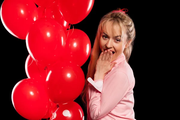 Vacker kvinna i blus med röda ballonger — Stockfoto