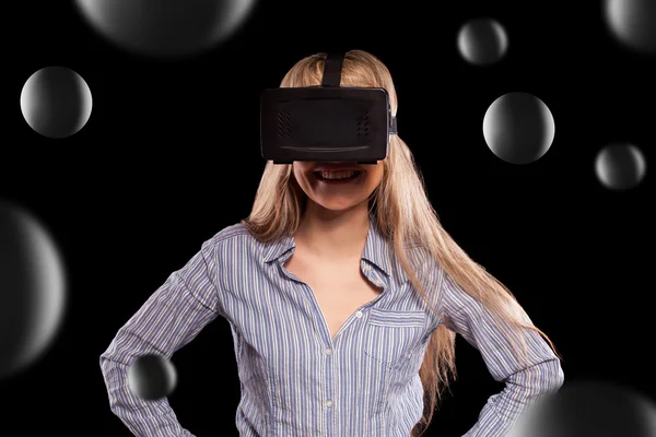 Mulher em fone de ouvido realidade virtual — Fotografia de Stock