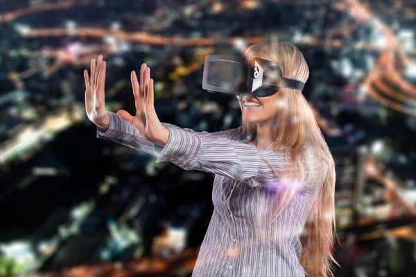 Жінка в гарнітурі віртуальної реальності — стокове фото