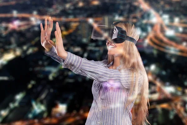 Mulher em fone de ouvido realidade virtual — Fotografia de Stock