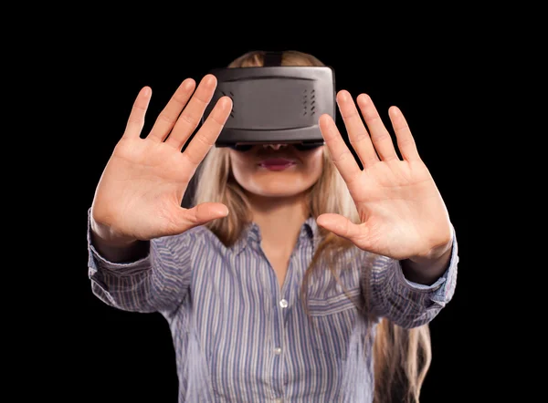 Mulher em fone de ouvido realidade virtual — Fotografia de Stock