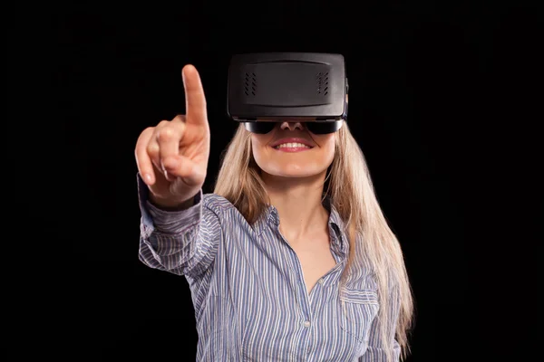 Mulher em fone de ouvido realidade virtual — Fotografia de Stock