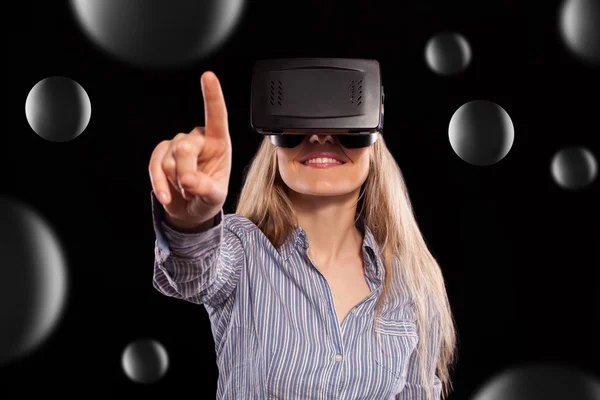 Vrouw in virtual reality headset — Stockfoto
