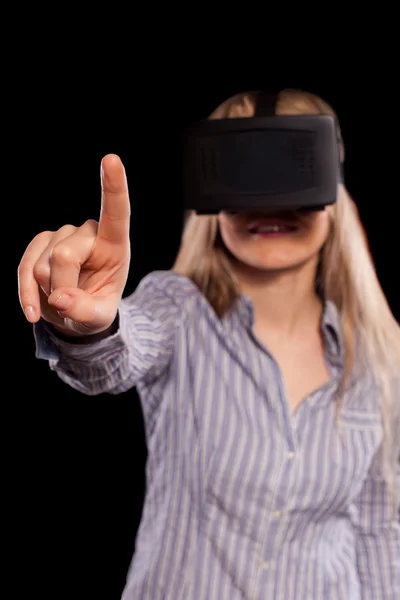 Mulher em fone de ouvido realidade virtual — Fotografia de Stock