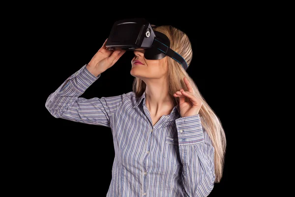 Mulher intrigada em camisa cinza vestindo realidade virtual 3D — Fotografia de Stock