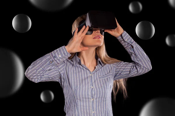 Femme intriguée en chemise grise portant un casque 3D de réalité virtuelle — Photo