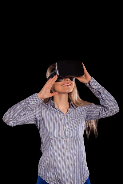 Mulher em fone de ouvido realidade virtual — Fotografia de Stock