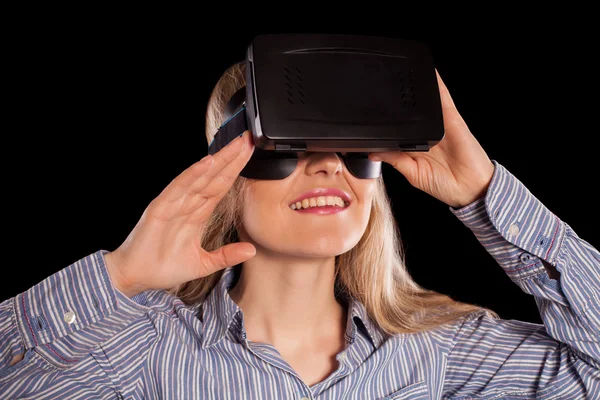 Kobieta w wirtualnej rzeczywistości zestaw słuchawkowy — Zdjęcie stockowe