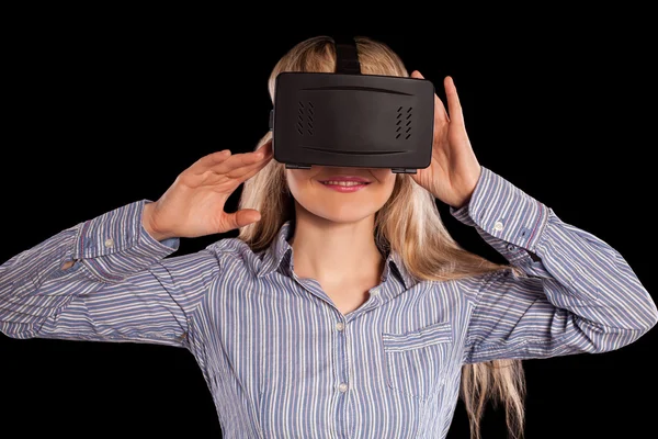 Mulher em fone de ouvido realidade virtual — Fotografia de Stock