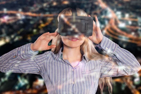 Femme en réalité virtuelle casque — Photo