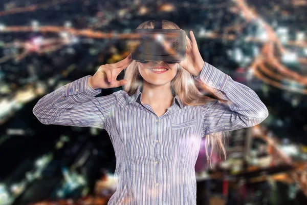 Mujer en auriculares de realidad virtual — Foto de Stock
