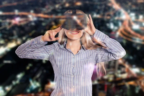 Vrouw in virtual reality headset — Stockfoto