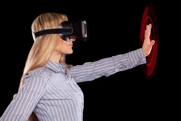 Mujer en auriculares de realidad virtual — Foto de Stock