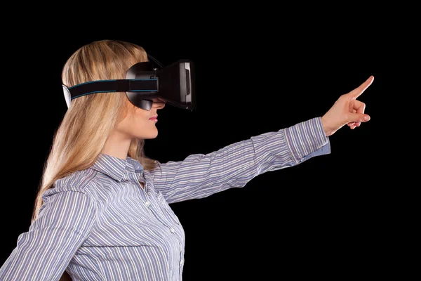 Mujer en auriculares de realidad virtual — Foto de Stock