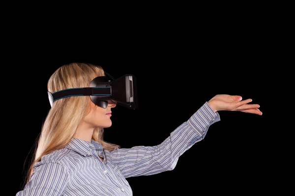 仮想現実のヘッドセットの女性は — ストック写真