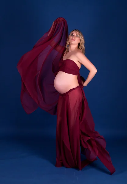Terhes nő piros ruhában — Stock Fotó