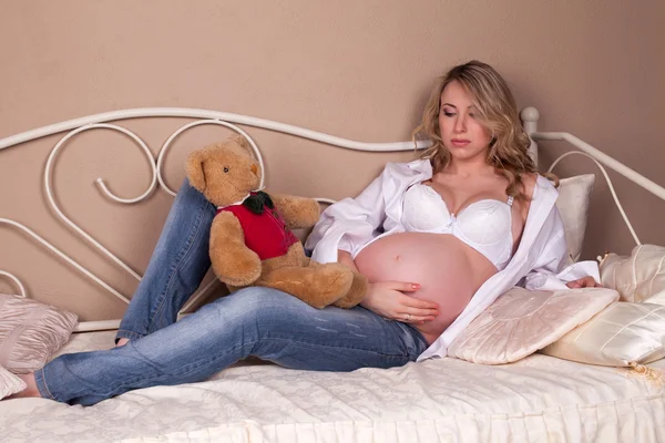 Terhes nő plüssmackóval — Stock Fotó