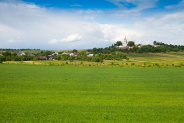 Eski kale evleri tarafından çevrili