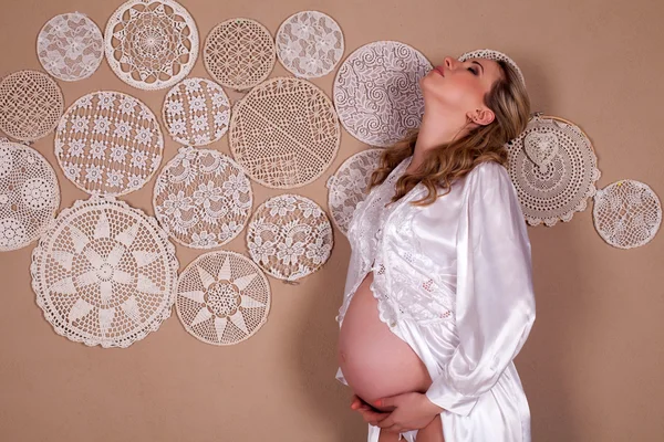 Kobieta w ciąży w szlafrok — Zdjęcie stockowe