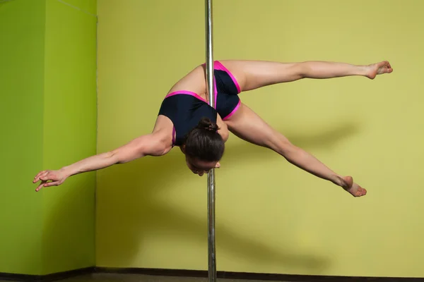 Pole danseur dans le studio de pole dance — Photo