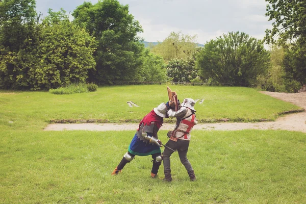 Tournoi médiéval entre deux chevaliers — Photo